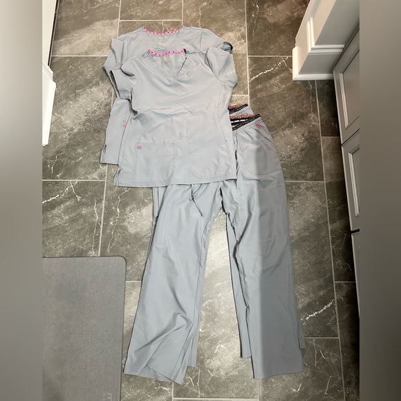 Heartsoul Scrubs 2 Tops Medium, 2 Bottoms (1 Large/1 Medium) $10 Each Piece! - Picture 1 of 7